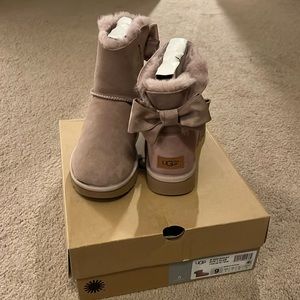 New in box UGG women’s mini Bailey bow in dusty rose (size 9)